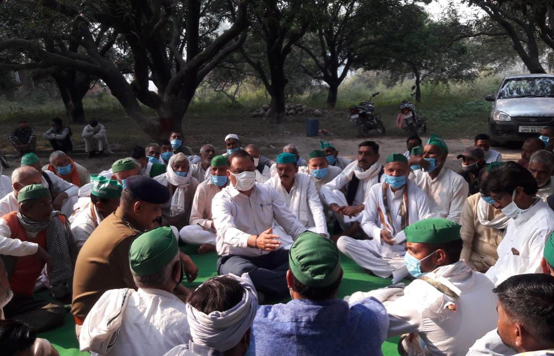 Indian farmers' organization picket at tehsil headquarters