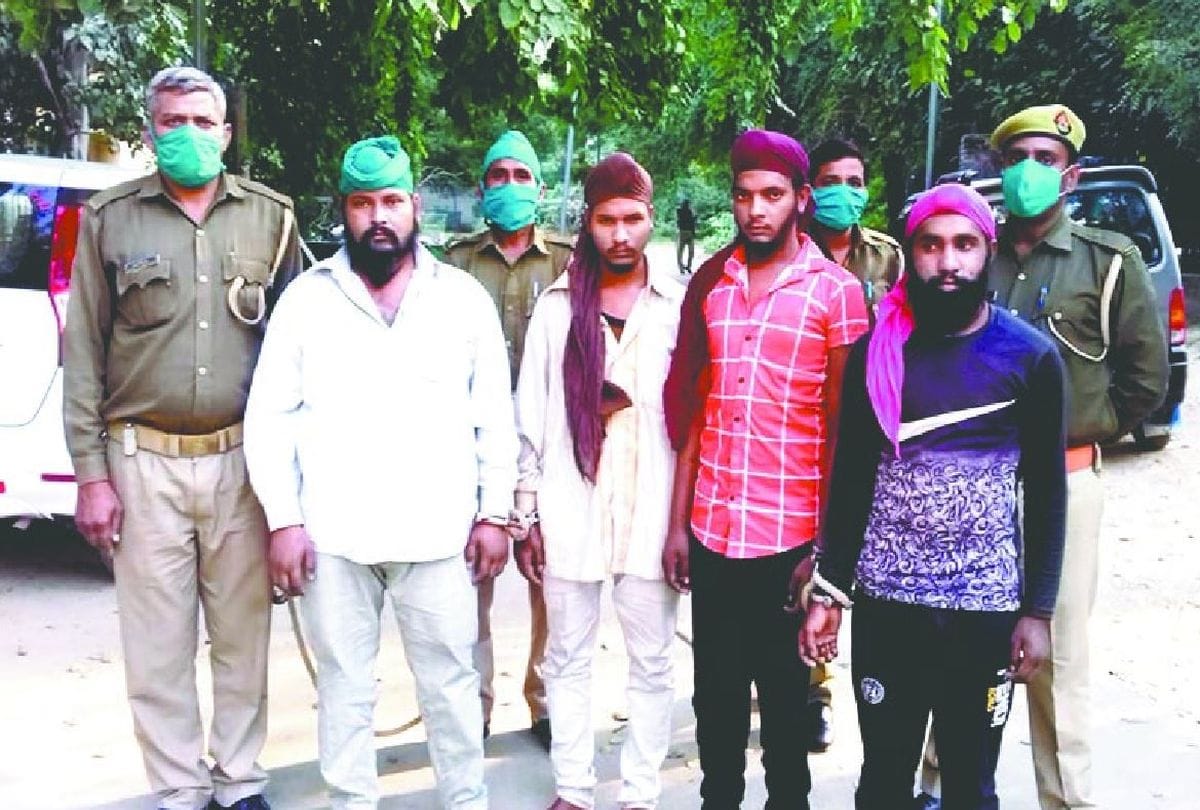Police arrested four young man for jewellery stealing in agra