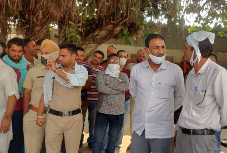 Farmers held hostage to Agriculture officials in Fatehabad of Haryana