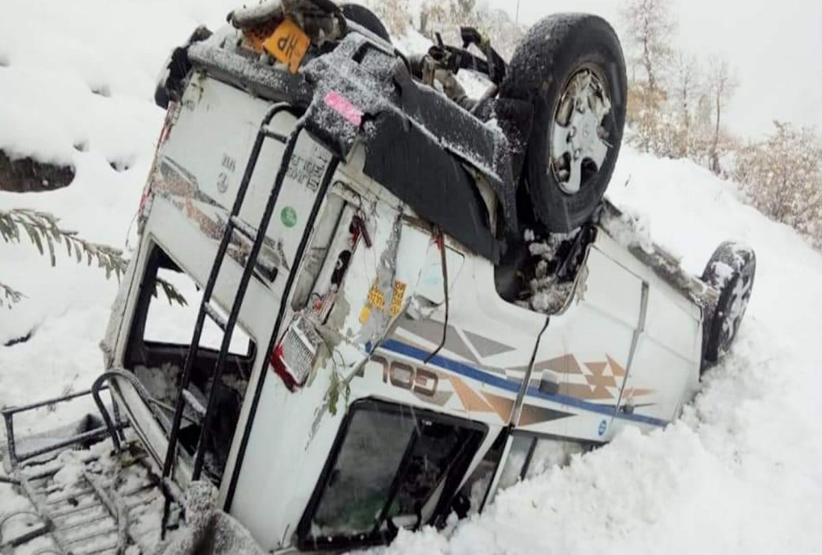 Jeep slipped in snow and fellinto trench,10 injured in rohtang