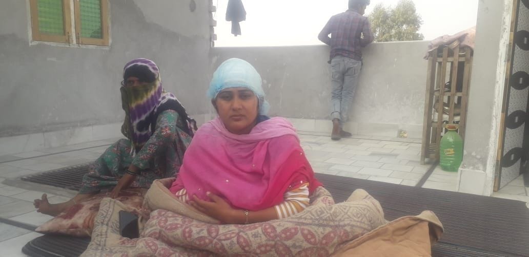 Woman running for three hundred meters to rescue after being shot in the head