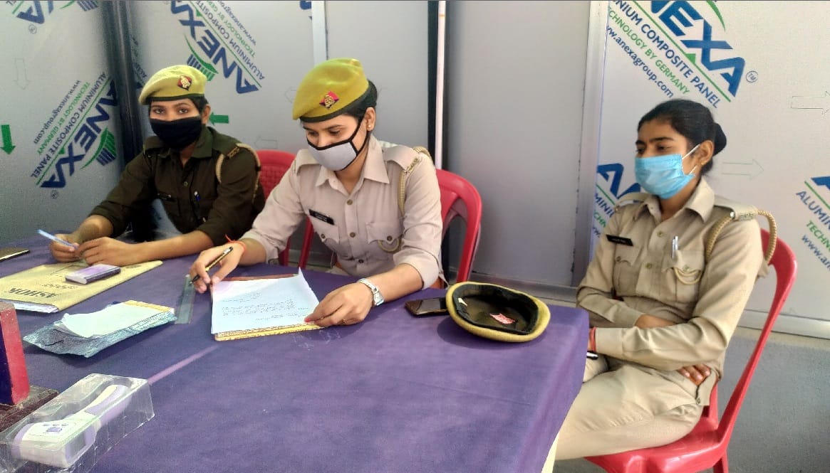Husband did not get matching bangles on Karwachauth wife reached police station Chandauli 