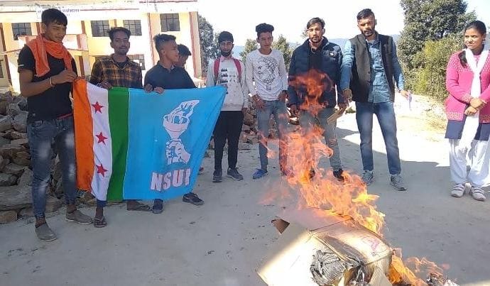 Angry students burn effigy of higher education minister