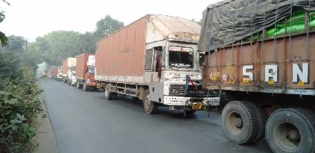 Fatehganj Eastern: Lucknow highway jammed again due to truck overturning