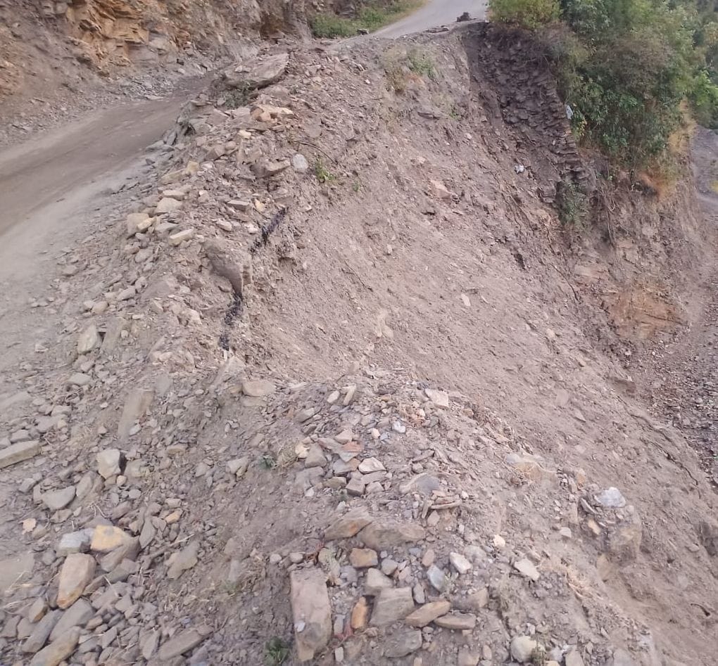 Risk of accident due to collapse of roadside wall