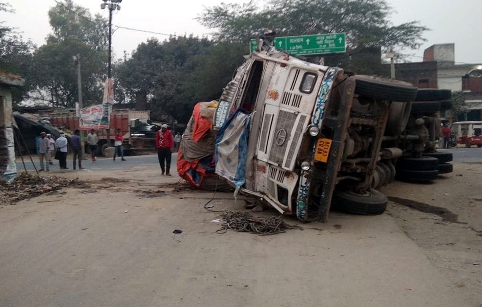 ovaratek ke prayaas mein bhide trak, do ghaayal