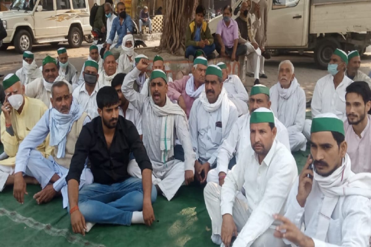 Bhakiyu workers has started indefinite protest in Collectorate office in Meerut