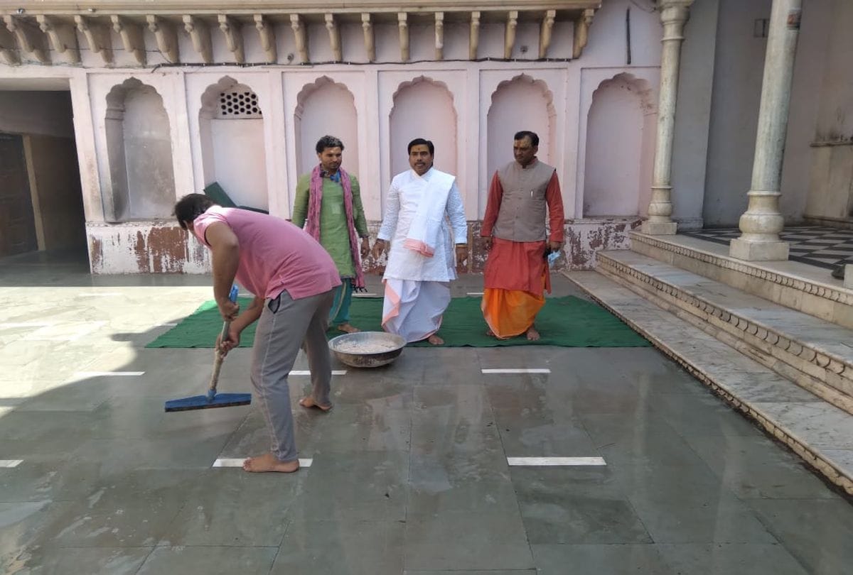 priests washed the Nandababa temple with Ganges water in mathura