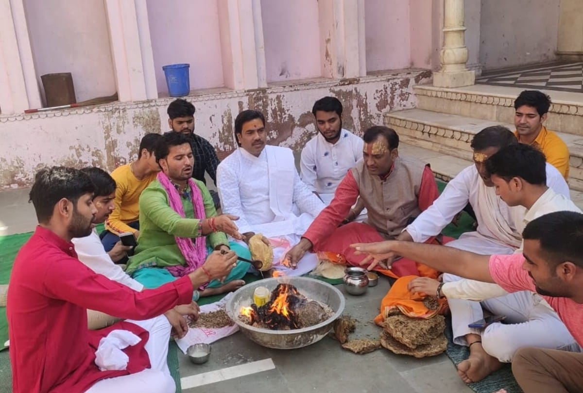 priests washed the Nandababa temple with Ganges water in mathura