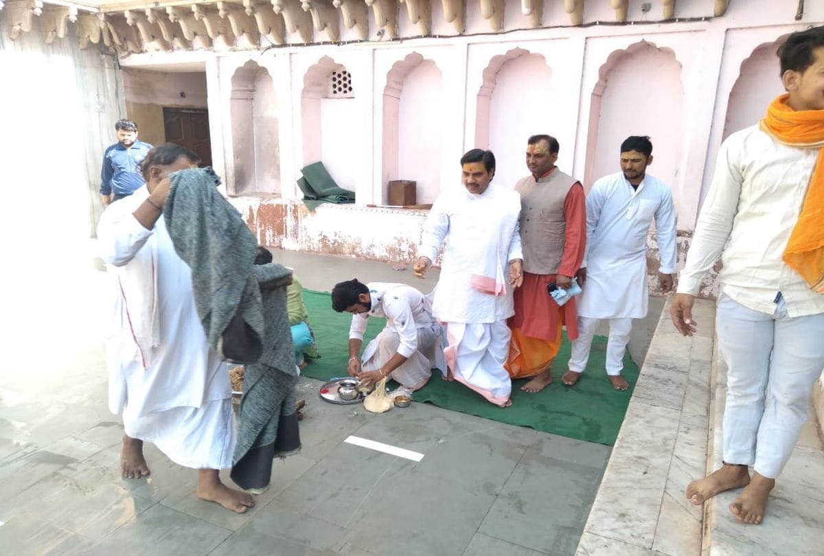 priests washed the Nandababa temple with Ganges water in mathura