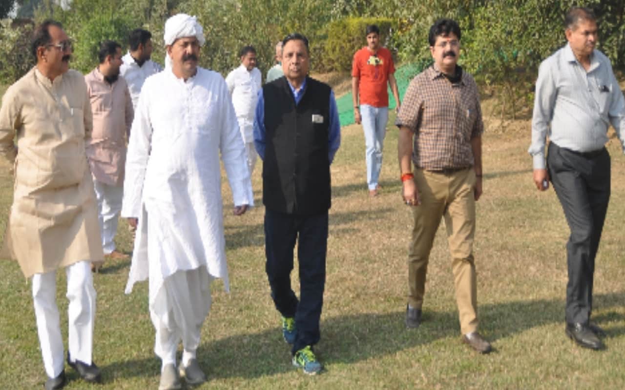 Boys are boycotting half-pants in many districts of western UP after naresh tikait statement