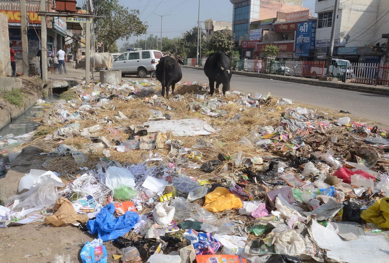 Plans to close garbage collection center in shelving, piles of garbage in place