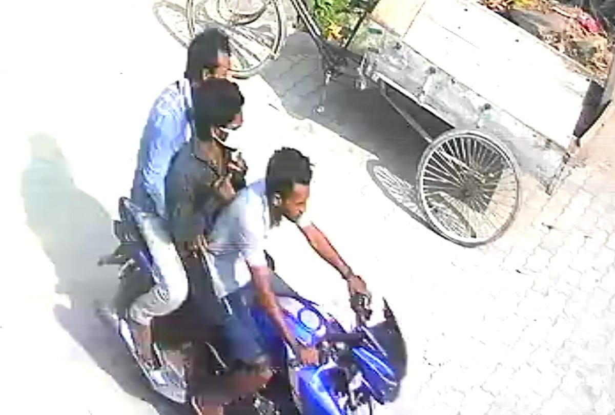 The rogue escaped after snatching the chain from the wife of a retired Airforce employee