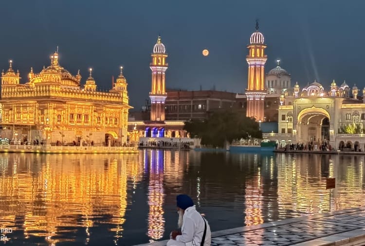 Sri Harmandir Sahib Illuminated On The Occasion Of Prakash Parv Of Sri Guru Ramdas Ji