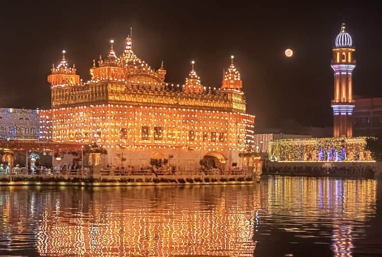 Sri Harmandir Sahib Illuminated On The Occasion Of Prakash Parv Of Sri Guru Ramdas Ji