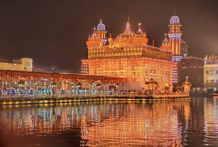 Sri Harmandir Sahib Illuminated On The Occasion Of Prakash Parv Of Sri Guru Ramdas Ji