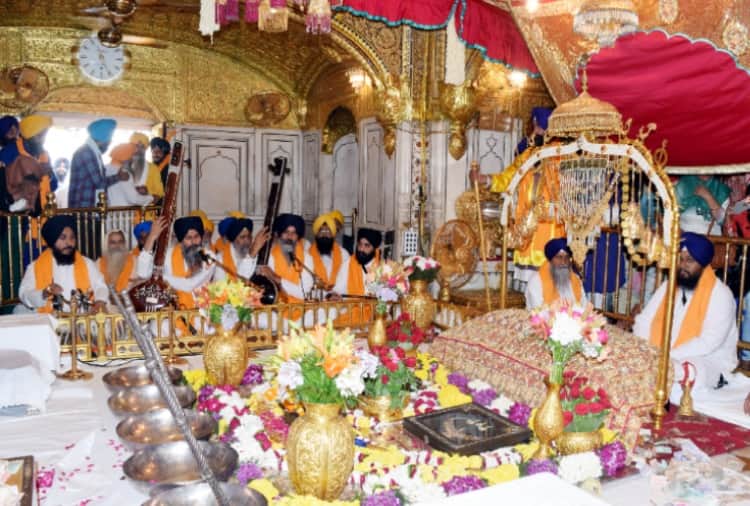 Sri Harmandir Sahib Illuminated On The Occasion Of Prakash Parv Of Sri Guru Ramdas Ji