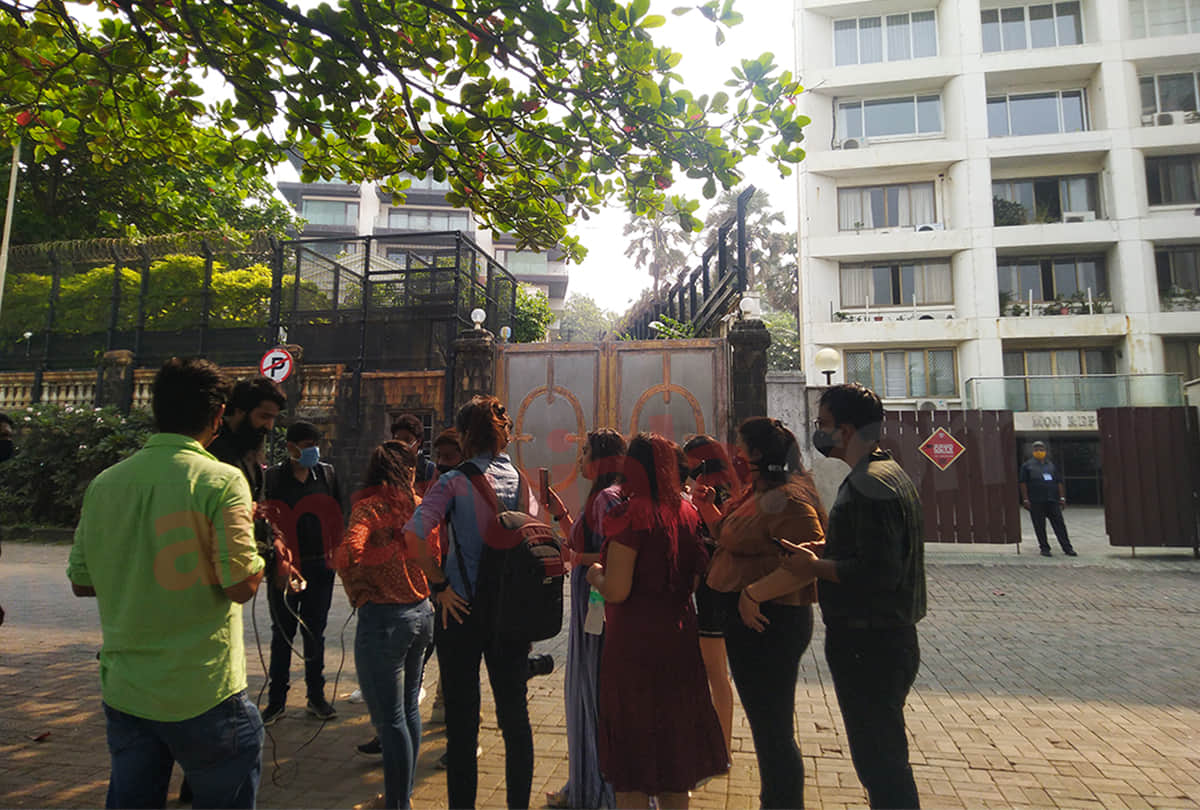 Shahrukh Khan Birthday Special Fan Came All The Way From Delhi For Kings Birthday With In his Hand