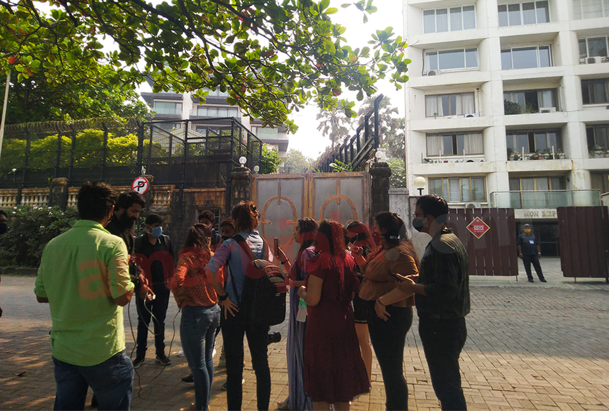 Shahrukh Khan Birthday Special Fan Came All The Way From Delhi For Kings Birthday With In his Hand