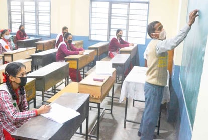Bihar: राखी की तरह दशहरा में भी सरकार बैकफुट पर; तब शिक्षकों की काटी छुट्टियां लौटाईं, अब ट्रेनिंग कैंसिल Education Department canceled special training given to teachers; Durga Puja holiday not cancelled; KK Pathak