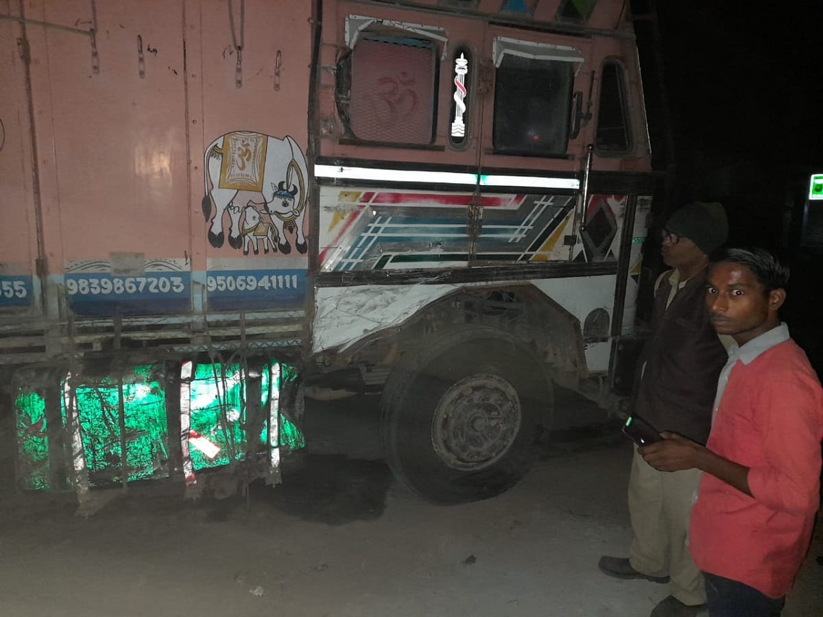Truck and mini truck collided driver injured in jaunpur up
