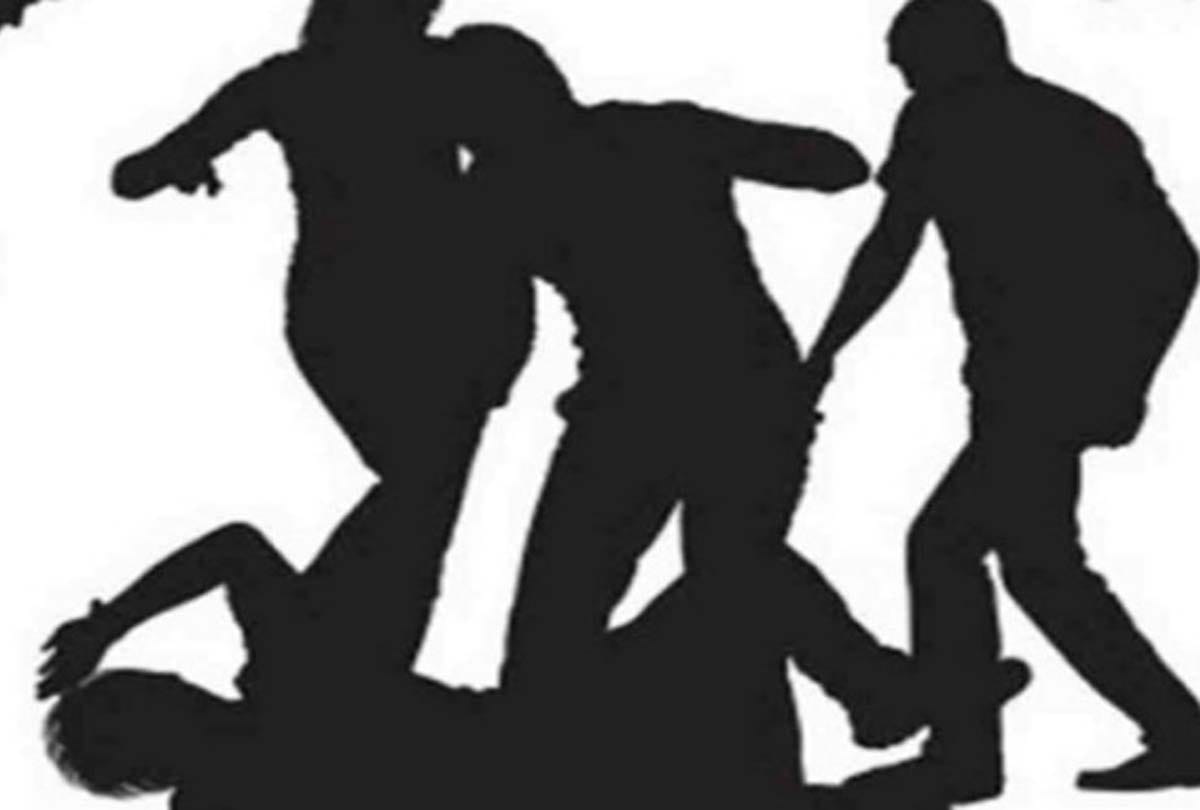 Bullies beat doctor, report on seven