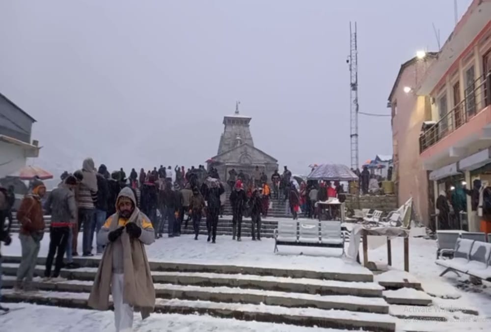 Uttarakhand Kedarnath Weather News: Pilgrims Heavy Crowd during Snowfall in kedarnath, Awesome Visuals