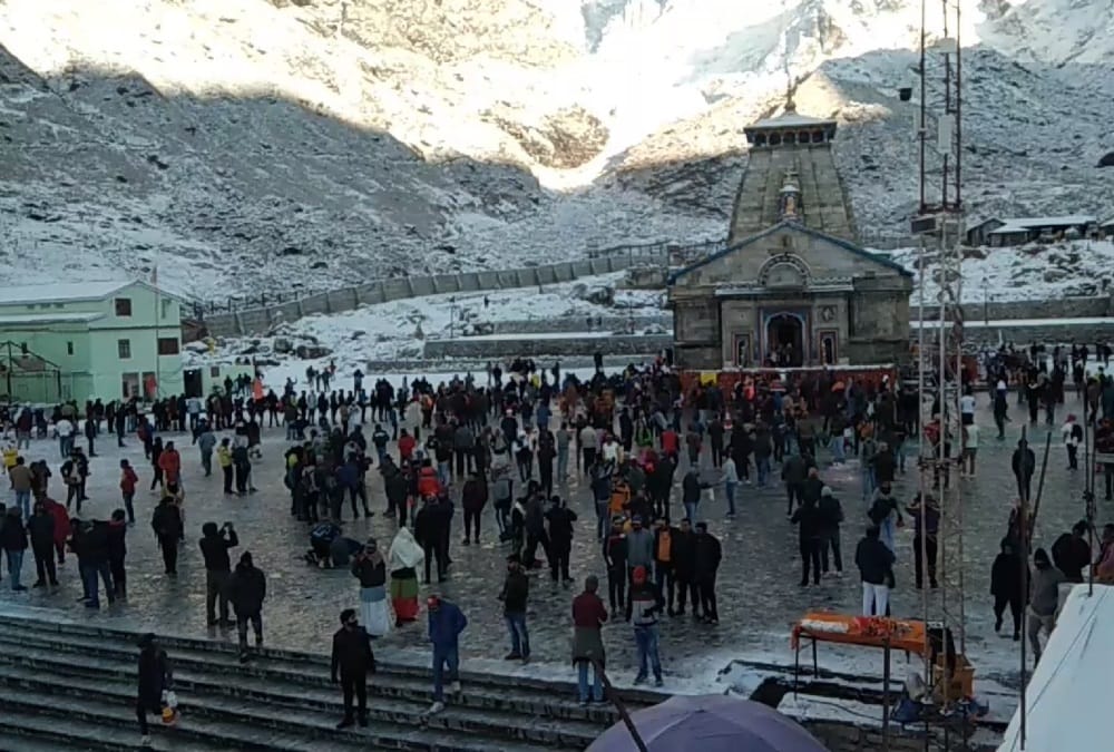 Uttarakhand Kedarnath Weather News: Pilgrims Heavy Crowd during Snowfall in kedarnath, Awesome Visuals