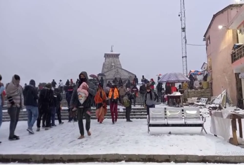 Uttarakhand Kedarnath Weather News: Pilgrims Heavy Crowd during Snowfall in kedarnath, Awesome Visuals