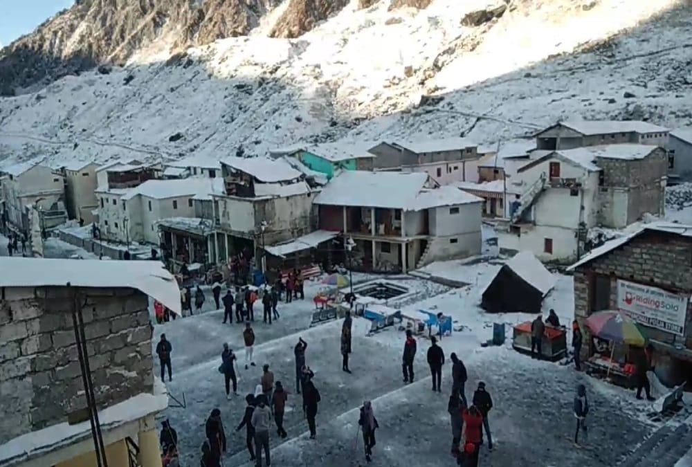 Uttarakhand Kedarnath Weather News: Pilgrims Heavy Crowd during Snowfall in kedarnath, Awesome Visuals