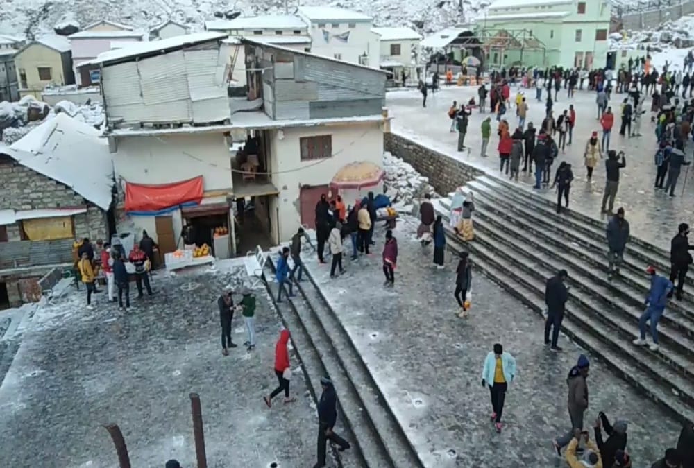 Uttarakhand Kedarnath Weather News: Pilgrims Heavy Crowd during Snowfall in kedarnath, Awesome Visuals