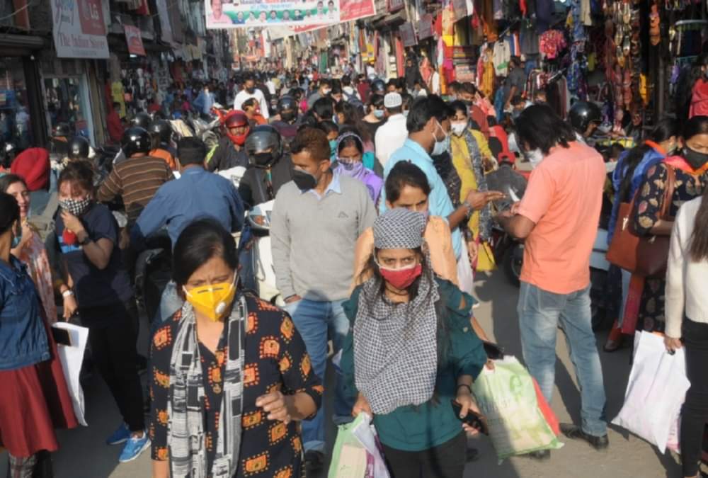 Karwa Chauth 2020 Latest News: Heavy Rush in Uttarakhand Market for shopping during coronavirus