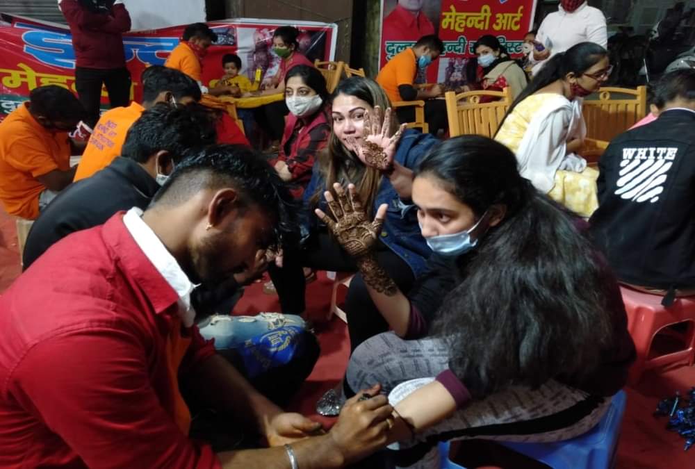 Karwa Chauth 2020 Latest News: Heavy Rush in Uttarakhand Market for shopping during coronavirus