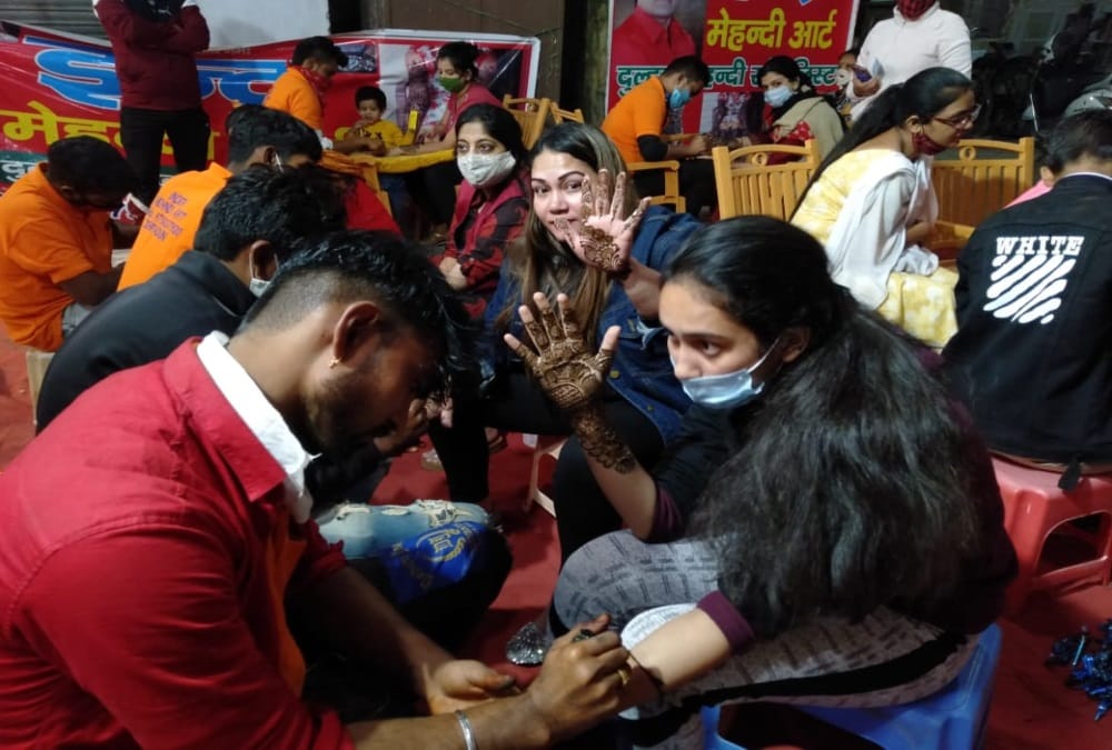 Karwa Chauth 2020 Latest News: Heavy Rush in Uttarakhand Market for shopping during coronavirus