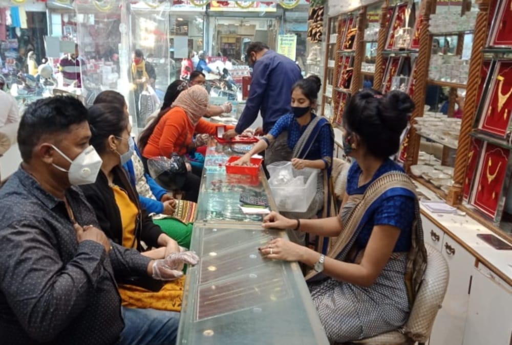Karwa Chauth 2020 Latest News: Heavy Rush in Uttarakhand Market for shopping during coronavirus