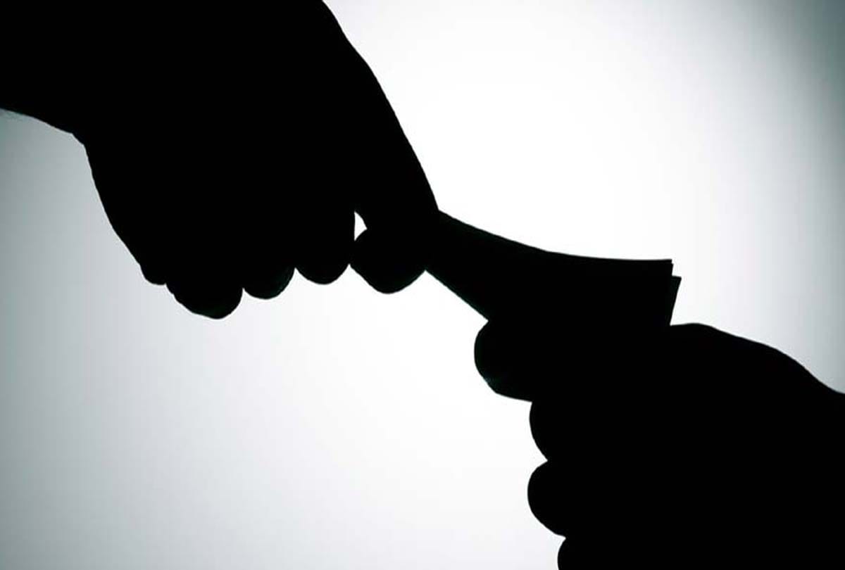 Accountant caught taking bribe of five thousand rupees
