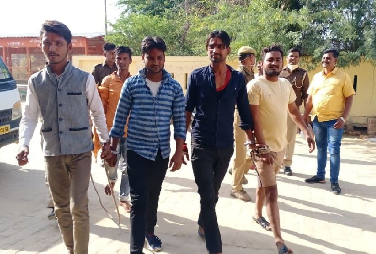 four performed Hanuman Chalisa on religious place in mathura