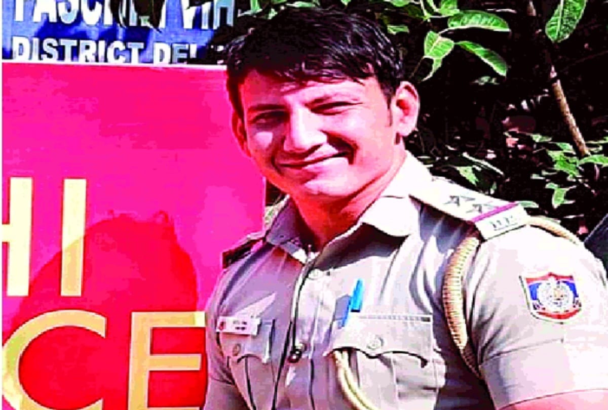 Sub-inspector shot and killed himself by a service revolver