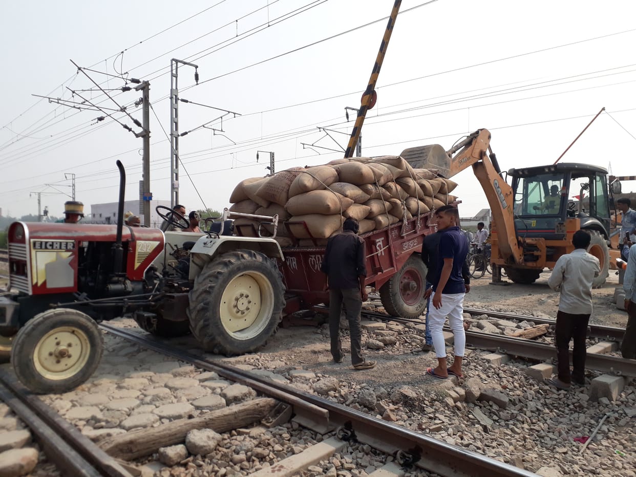 Tractor-trolley stuck between tracks, 40 minutes track stalled
