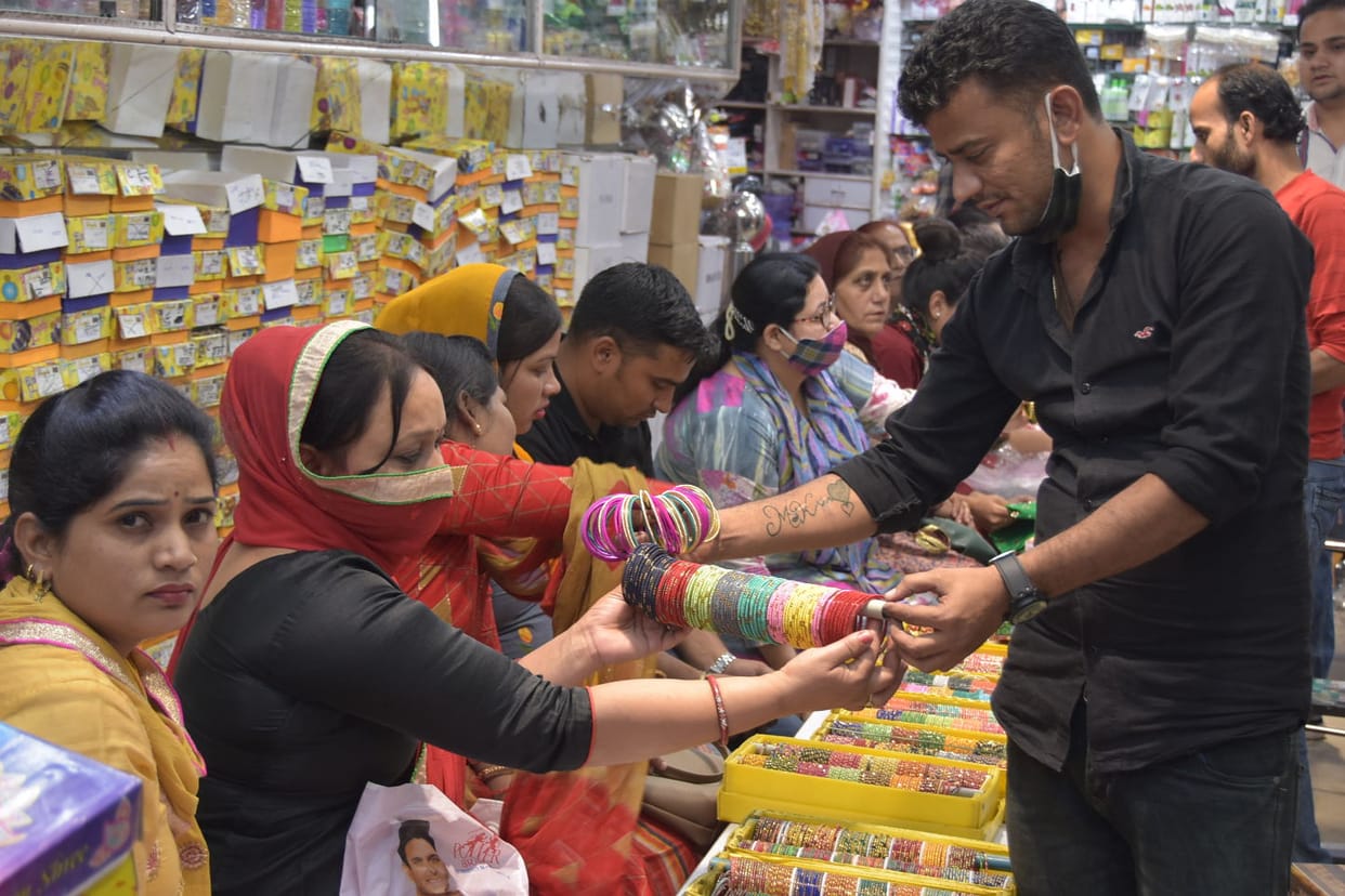 Karwachauth: Raising in the markets, Suhagin started preparing