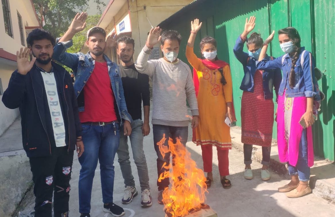 Youth Congress burnt effigy of college problems