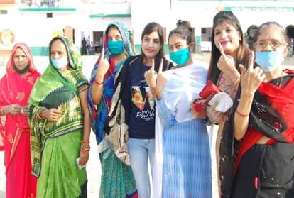 Tundla By Election 2020: First Voter Cast Vote For Assembly