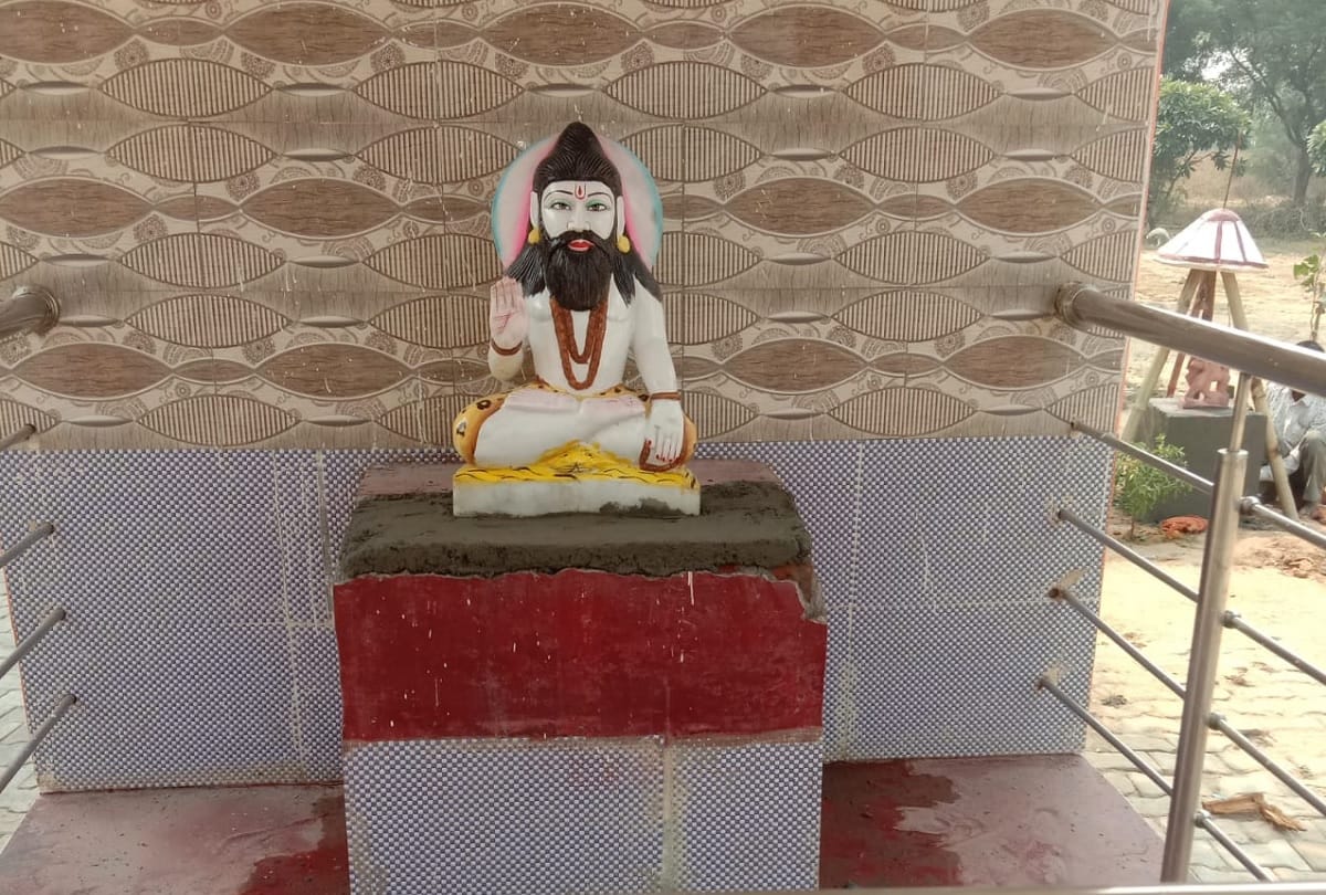 miscreants destroy a statue in aashram people angry police investigation going on