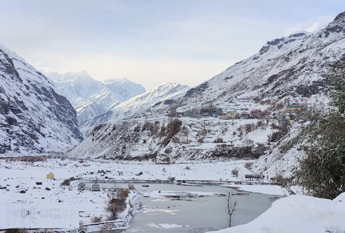 fresh snowfall recorded in kinnaur and other high peaks in himachal, Keylong temperature minus five degrees, huge rush of tourists at atal tunnel