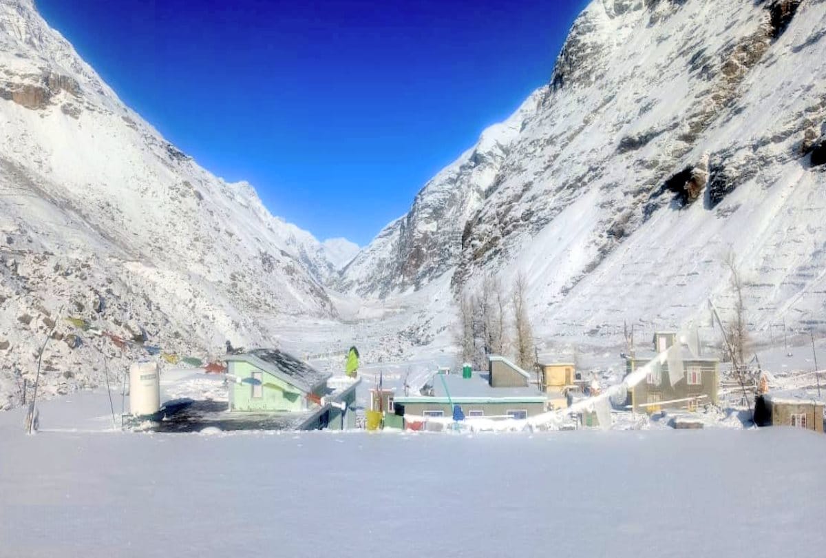 fresh snowfall recorded in kinnaur and other high peaks in himachal, Keylong temperature minus five degrees, huge rush of tourists at atal tunnel