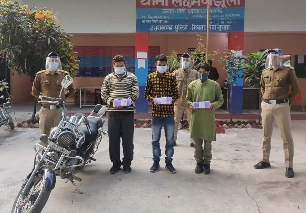 Three mobile thieves were caught by police