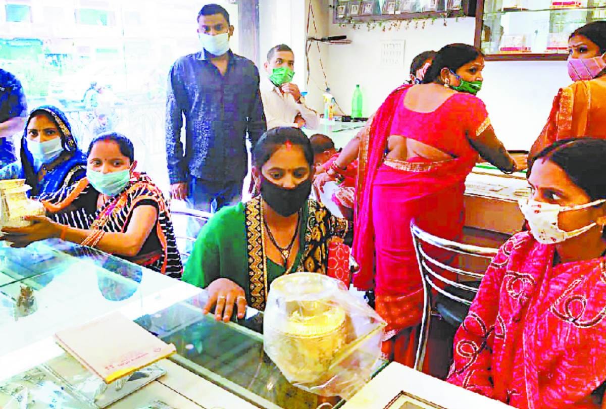 karwa chauth 2020 A couple bought gold karwa for 16 lakhs in lucknow