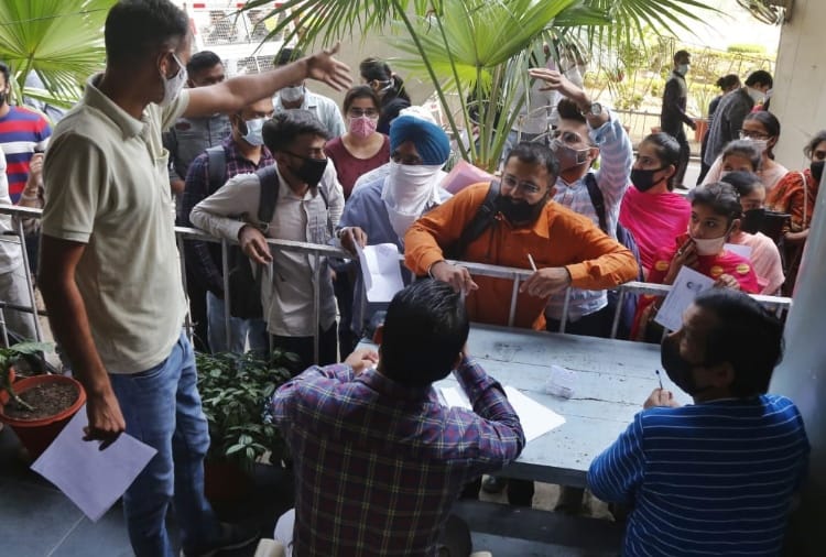 Panjab university open after four days, crowds of students gathered