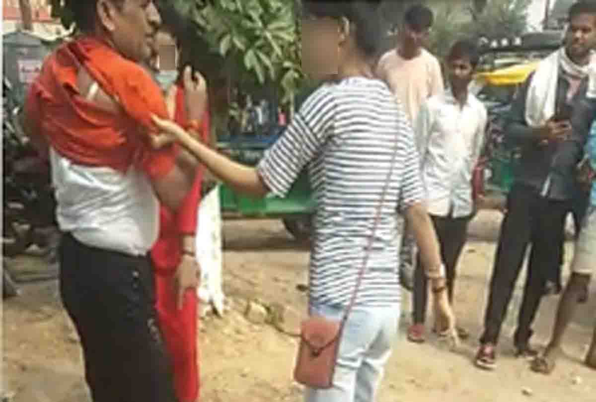 UP: Young women who beat Congress district president with shoes told he used to say disgusting things over phone