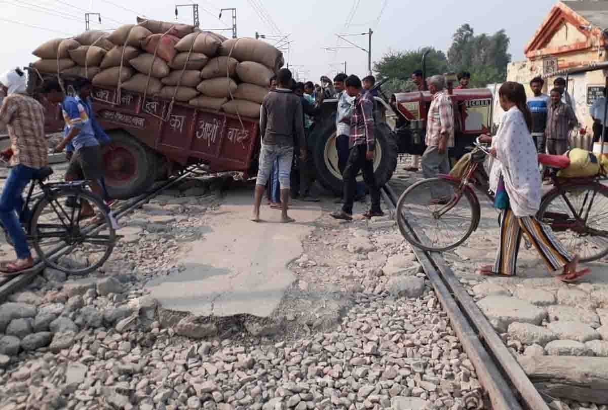 Kanpur countryside: Tractor-trolley stuck between tracks, 40 minutes track stopped, Trolley and tractor could be removed by ordering JCB